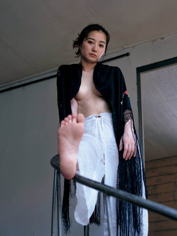 高田里穂 スタイル抜群な水着グラビア画像！