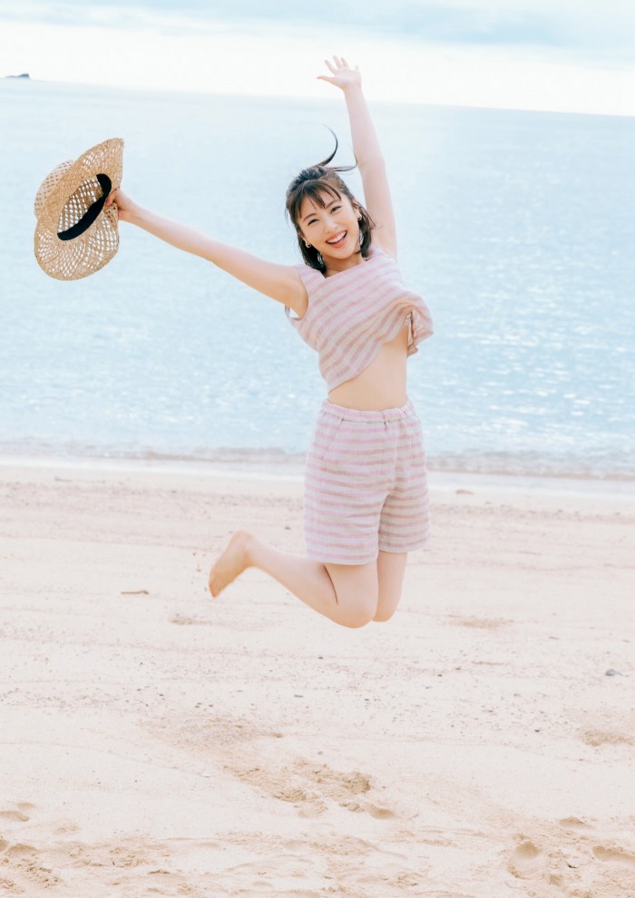 浜辺美波 鬼かわな水着＆浴衣グラビア画像！