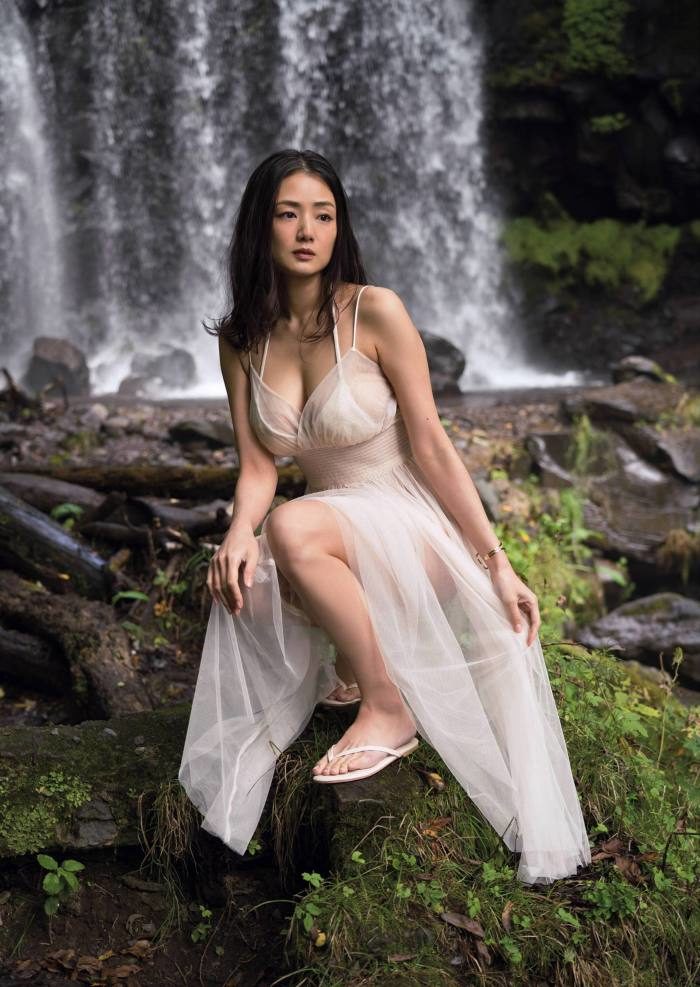片山萌美 濡れ場ヌード＆水着グラビア画像！