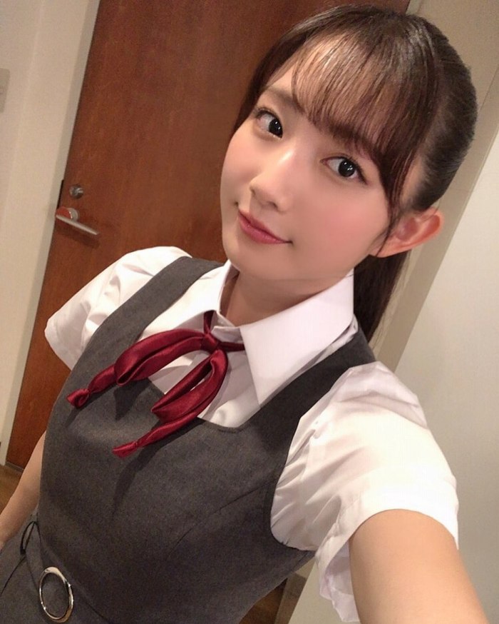 青山なぎさ 激かわな生脚＆タンクトップ画像！