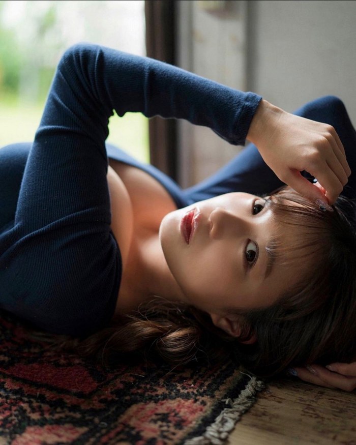 青井春 Iカップおっぱいの水着グラビア画像！