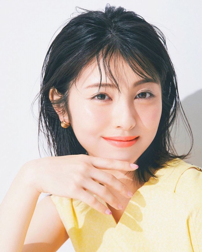 浜辺美波 鬼かわな水着＆浴衣グラビア画像！