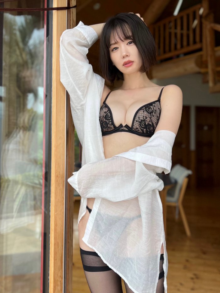 あらた唯 スタイル抜群の水着グラビア画像！