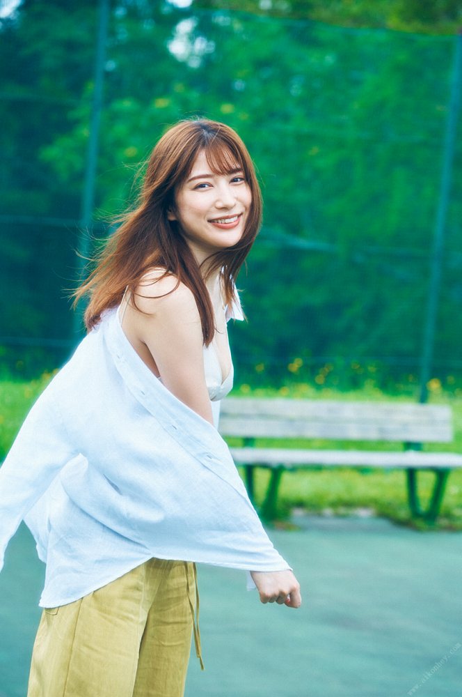 雪平莉左 グラマラス美女の水着グラビア画像！