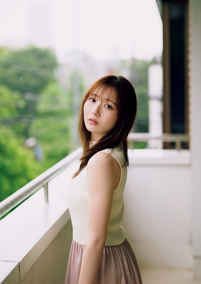 青山なぎさ 激かわな生脚＆タンクトップ画像！