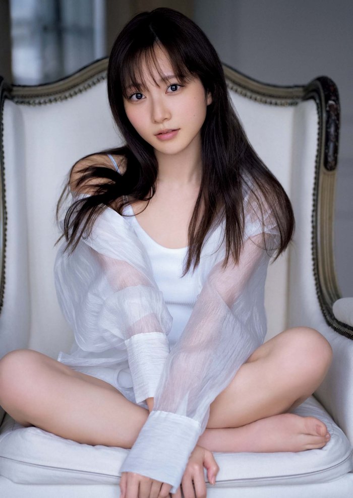 青山なぎさ 激かわな生脚＆タンクトップ画像！