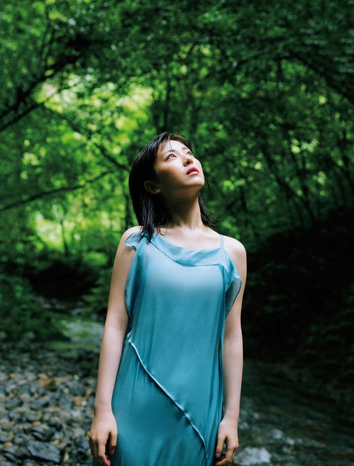 浜辺美波 鬼かわな水着＆浴衣グラビア画像！