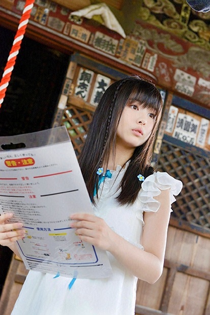 浜辺美波 鬼かわな水着＆浴衣グラビア画像！