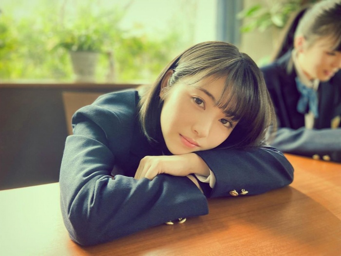 浜辺美波 鬼かわな水着＆浴衣グラビア画像！