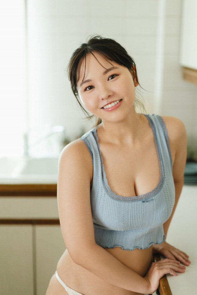 本郷柚巴 まぶしいボインの水着グラビア画像！