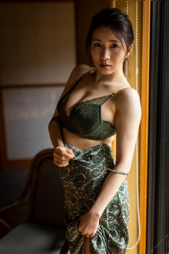 妃ひかり 国宝級Fカップおっぱいのヌード画像！