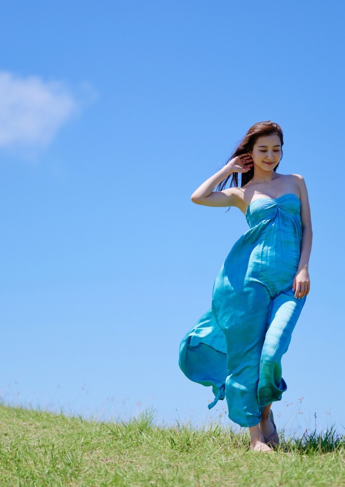 高田里穂 スタイル抜群な水着グラビア画像！