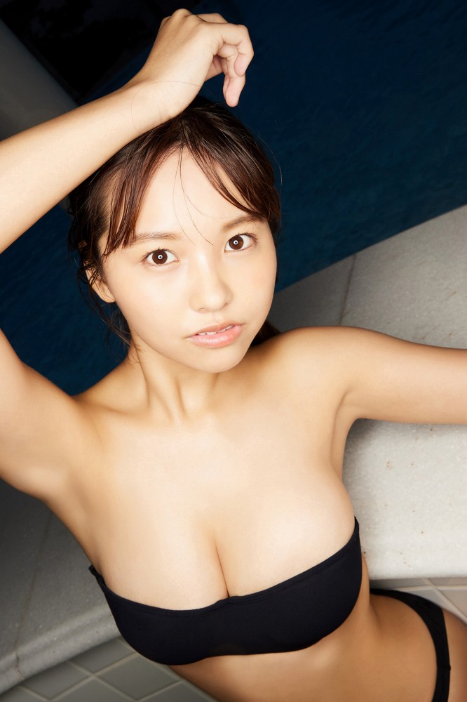 本郷柚巴 まぶしいボインの水着グラビア画像！