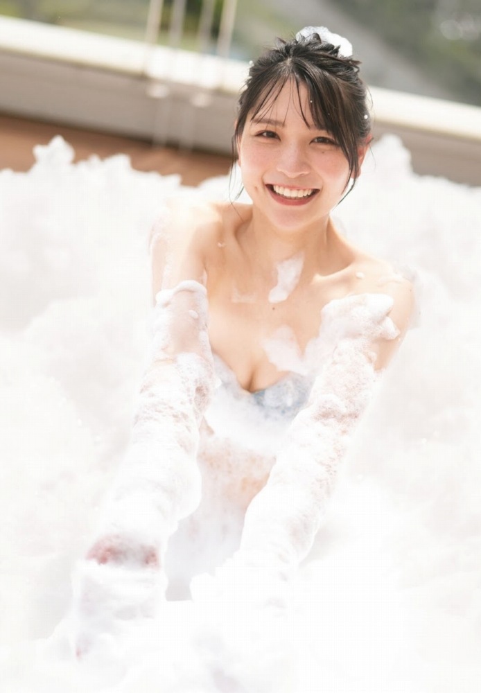 あまつまりな 脱ぎすぎ水着＆下着グラビア画像！