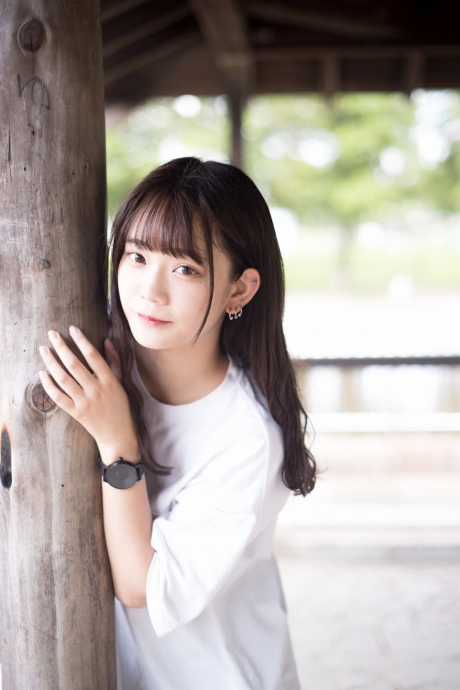 青戸しの Fカップボインな水着グラビア画像！