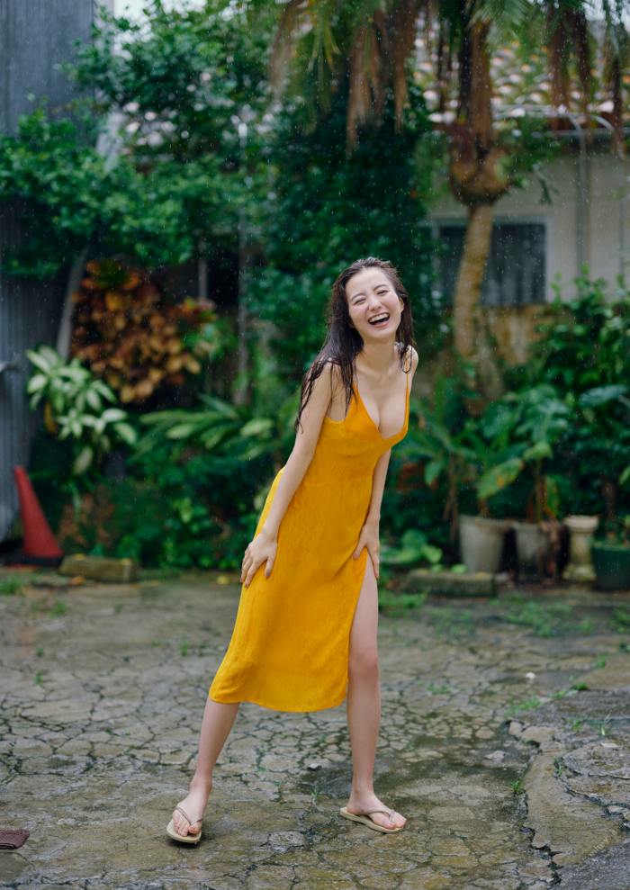 高田里穂 スタイル抜群な水着グラビア画像！