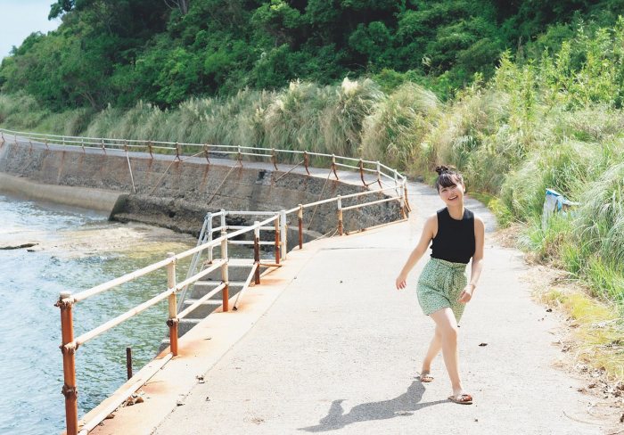 本郷柚巴 まぶしいボインの水着グラビア画像！