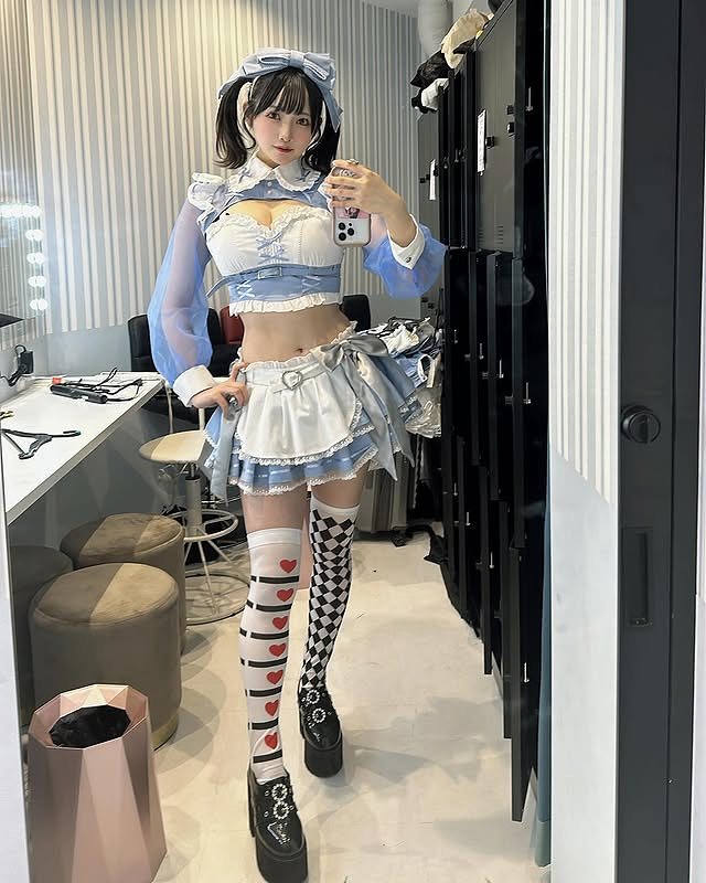 小倉あずさ 巨乳レイヤーの水着グラビア画像！