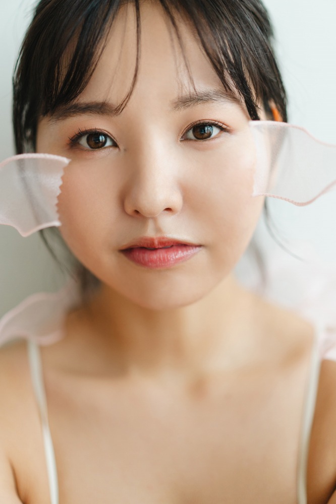 本郷柚巴 まぶしいボインの水着グラビア画像！