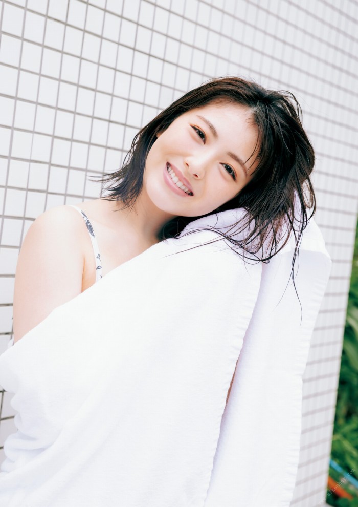 浜辺美波 鬼かわな水着＆浴衣グラビア画像！