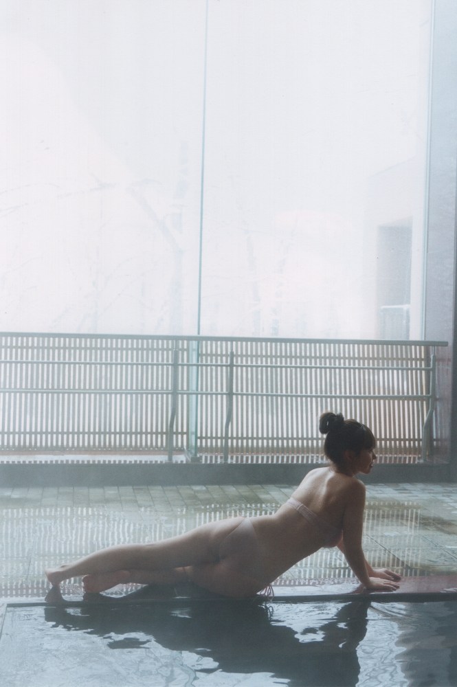 本郷柚巴 まぶしいボインの水着グラビア画像！