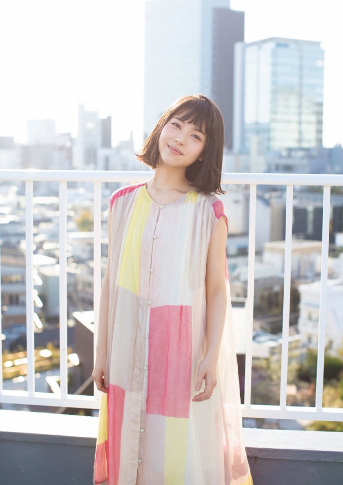 浜辺美波 鬼かわな水着＆浴衣グラビア画像！