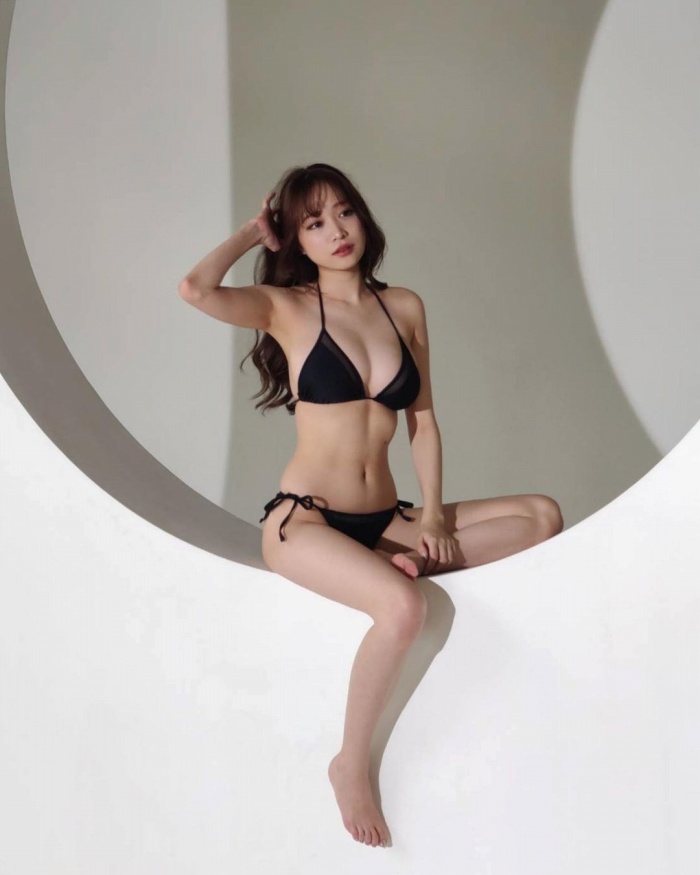 青井春 Iカップおっぱいの水着グラビア画像！