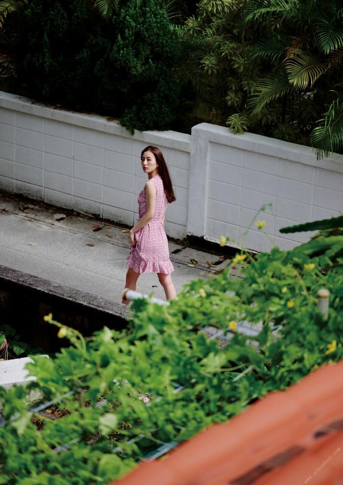 高田里穂 スタイル抜群な水着グラビア画像！