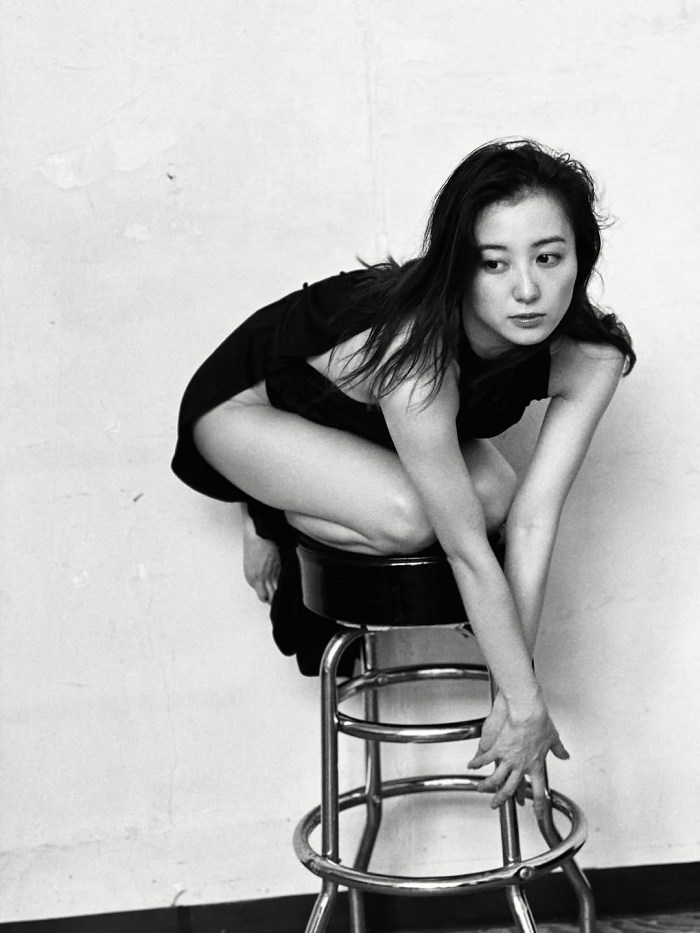 高田里穂 スタイル抜群な水着グラビア画像！