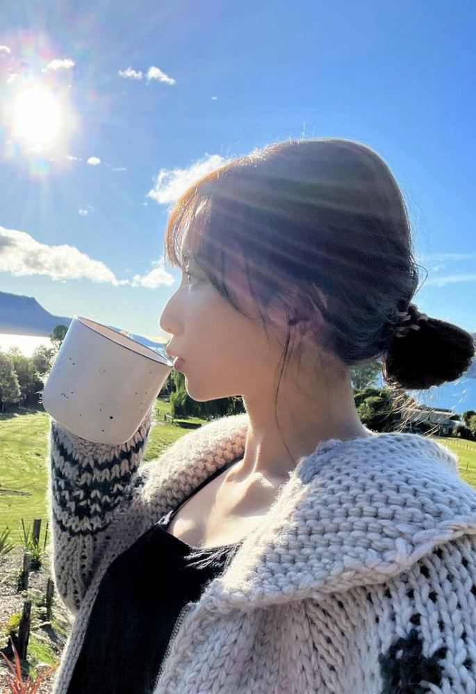 青山なぎさ 激かわな生脚＆タンクトップ画像！