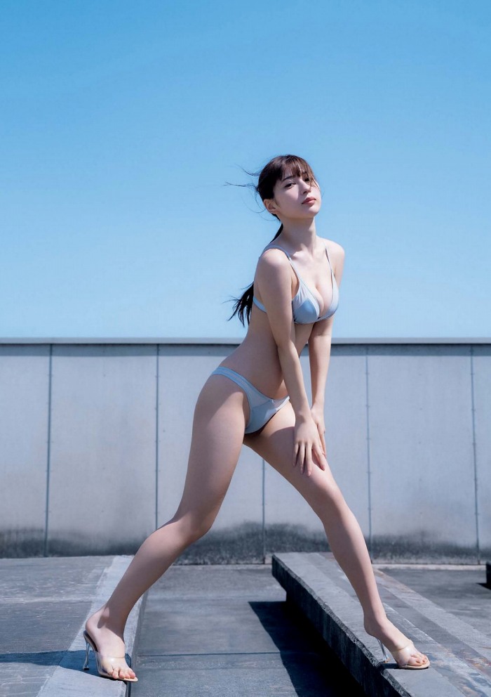 雪平莉左 グラマラス美女の水着グラビア画像！