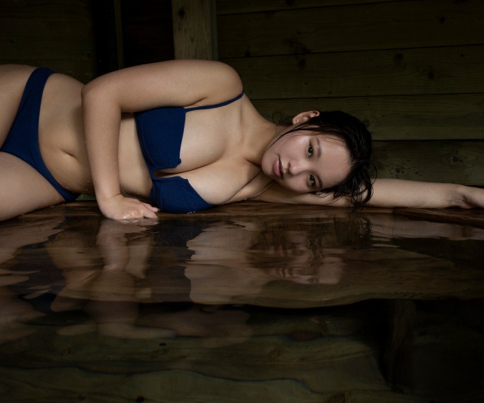 本郷柚巴 まぶしいボインの水着グラビア画像！
