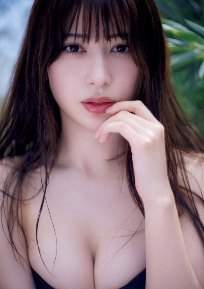 雪平莉左 グラマラス美女の水着グラビア画像！