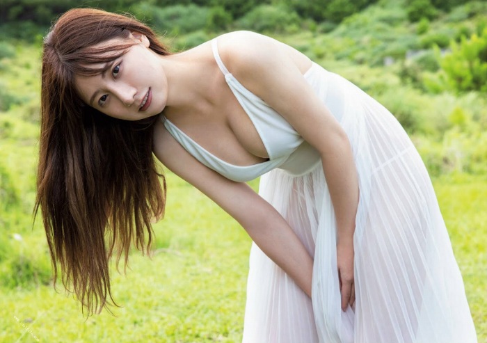 鈴木優香 ちょっと脱ぎすぎ水着グラビア画像！