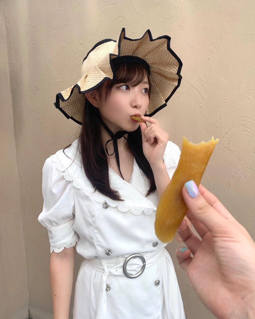 青山なぎさ 激かわな生脚＆タンクトップ画像！