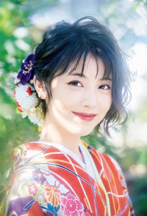 浜辺美波 鬼かわな水着＆浴衣グラビア画像！