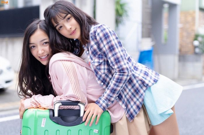 エリマリ ハーフ姉妹の水着グラビア画像！！