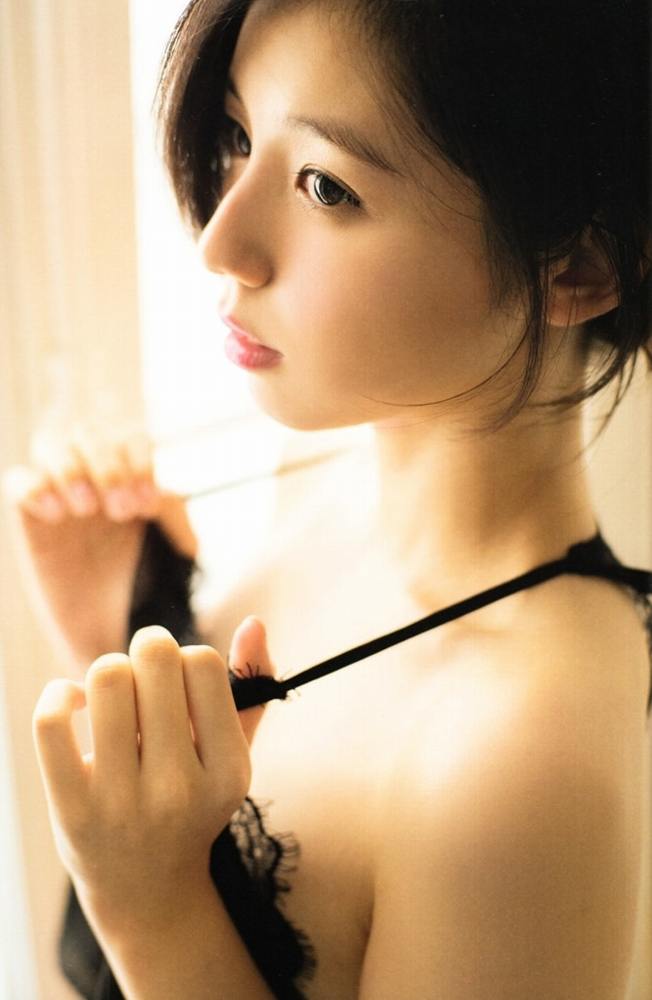 小池里奈 美尻でキュートな水着グラビア画像！