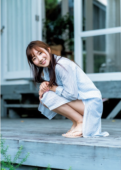 青山なぎさ 激かわな生脚＆タンクトップ画像！