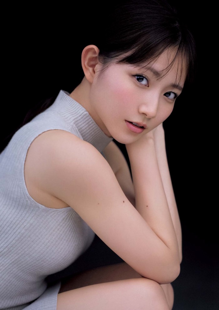 青山なぎさ 激かわな生脚＆タンクトップ画像！