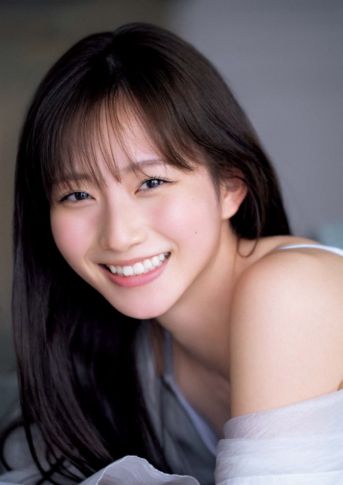 青山なぎさ 激かわな生脚＆タンクトップ画像！