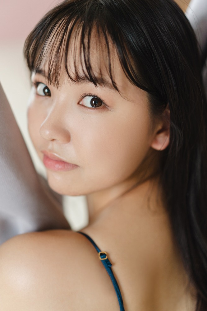 本郷柚巴 まぶしいボインの水着グラビア画像！