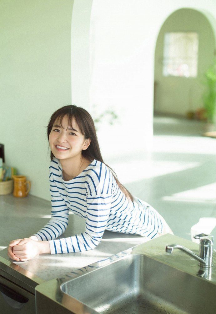 金川紗耶 美脚でスタイルが凄いグラビア画像！