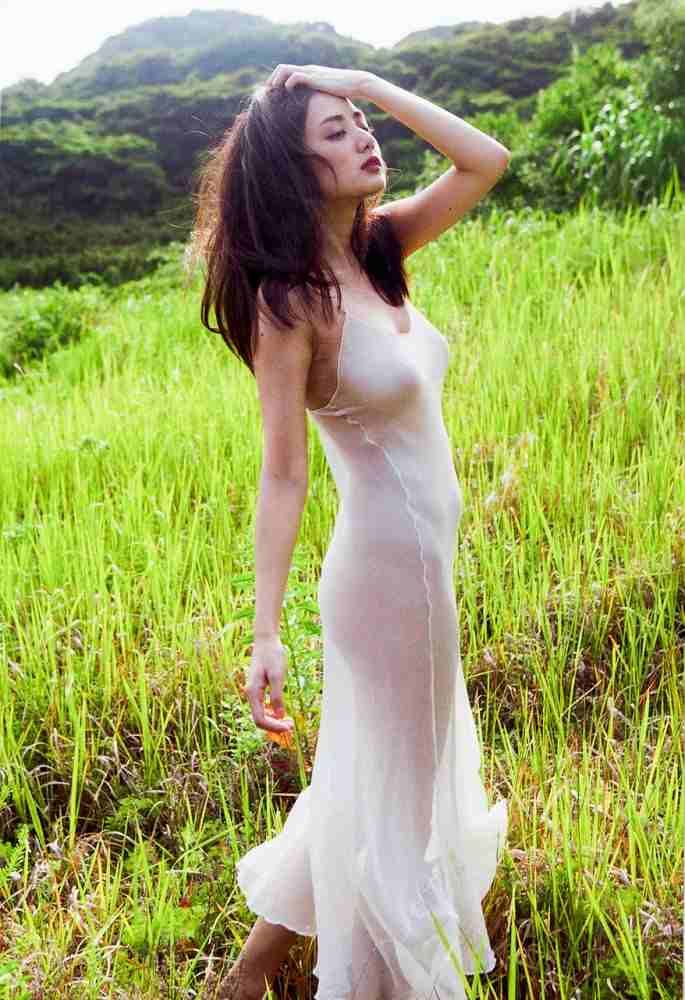 片山萌美 濡れ場ヌード＆水着グラビア画像！