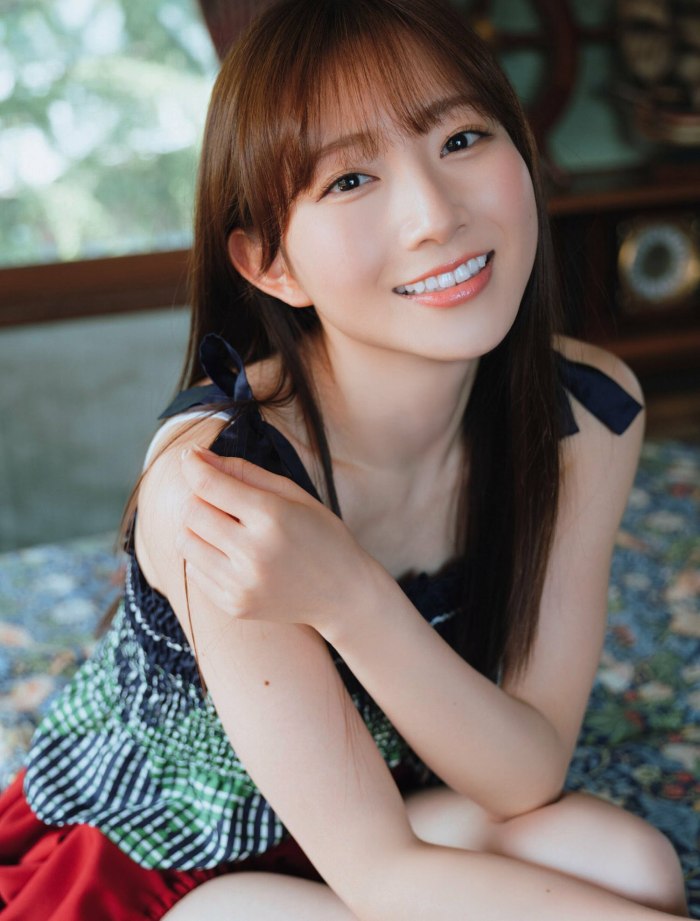 青山なぎさ 激かわな生脚＆タンクトップ画像！