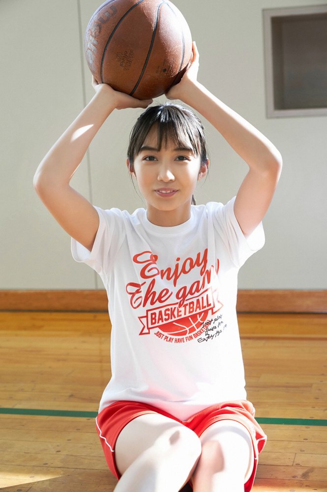 黒木ひかり むっちりバストの水着グラビア画像！