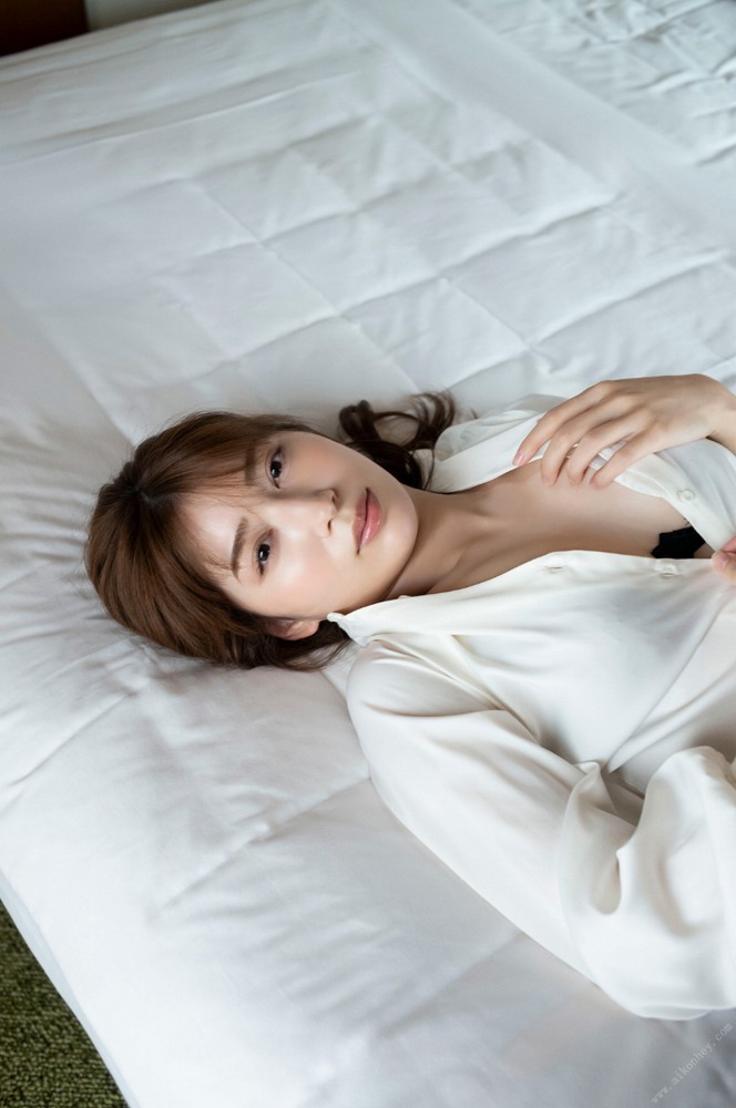 雪平莉左 グラマラス美女の水着グラビア画像！