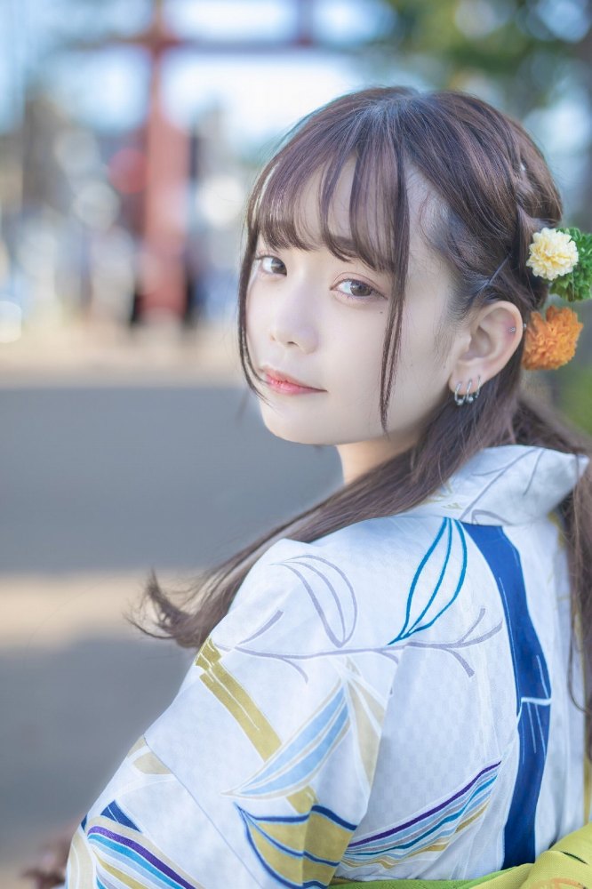 青戸しの Fカップボインな水着グラビア画像！