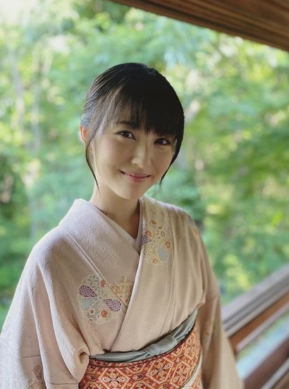 浜辺美波 鬼かわな水着＆浴衣グラビア画像！