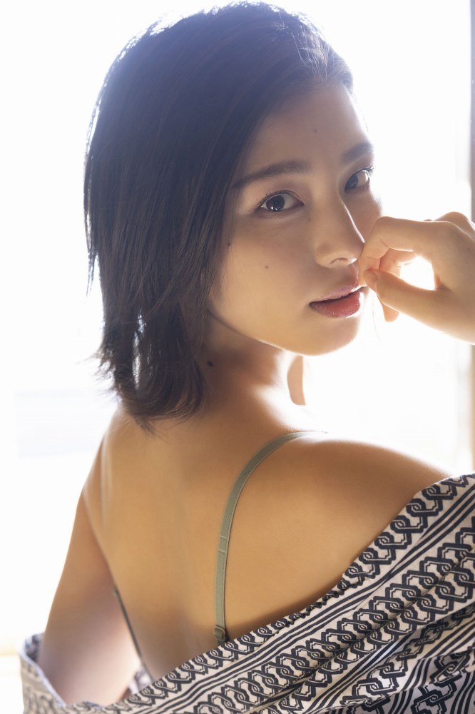 相楽伊織 けっこうボインな水着グラビア画像！